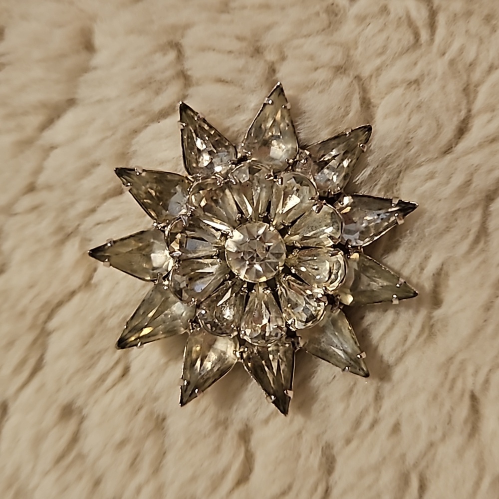 #0110 Flower brooch Glass?